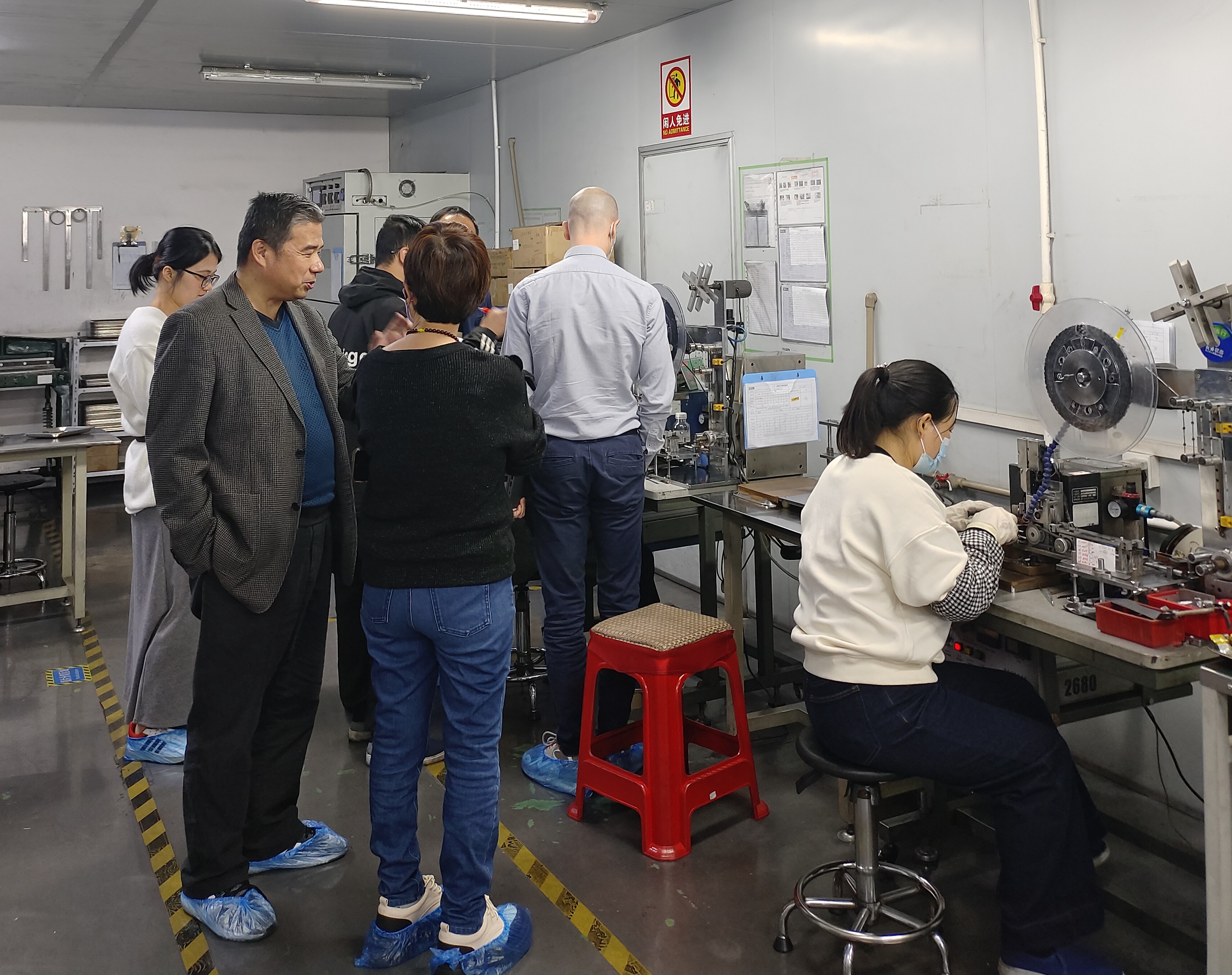 European customers visit the factory